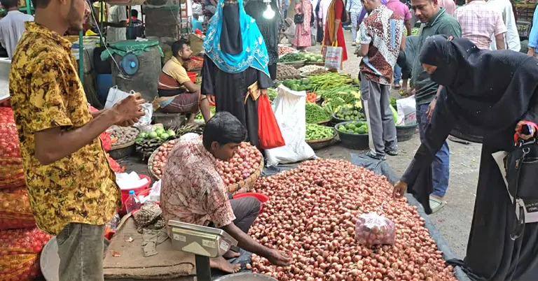 পেঁয়াজ কিনছেন ক্রেতারা